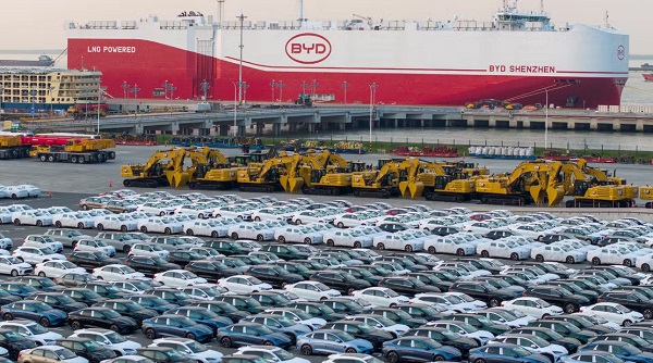 Chinas Autoexporte sollen im Jahr 2025 6,8 Millionen Einheiten betragen, wobei BYD zum Maßstab für neue Energiefahrzeuge im Ausland wird